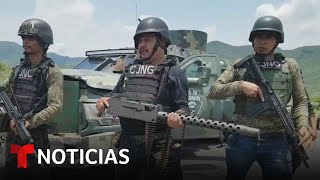 Cártel mexicano demuestra a la prensa su poderío de fuego  Noticias Telemundo [upl. by Tiduj616]